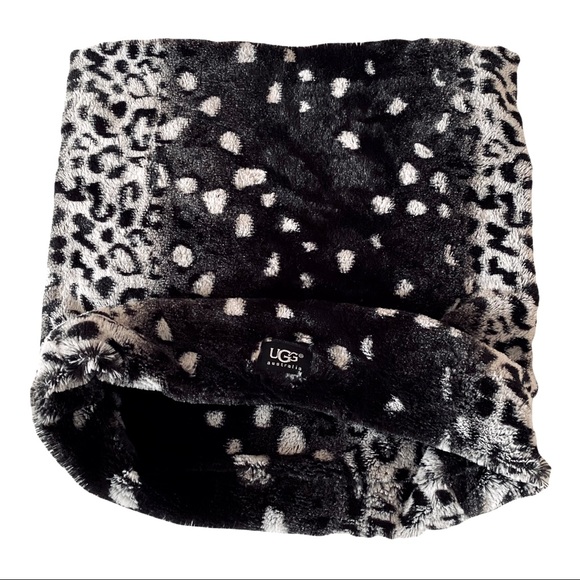 UGG Accessories - Ugg Australia infinity scarf